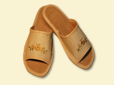 Gamintojas šlepetes, grūdų šlepetes, sandalus, šlepetes, klumpes, vaikiškus batus, avikailio šlepetes, vilnos šildytuvus